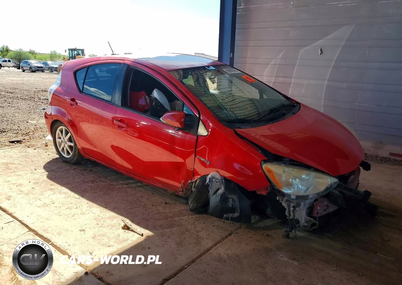 2013 Toyota Prius C Three VIN:JTDKDTB37D1533758 - 4