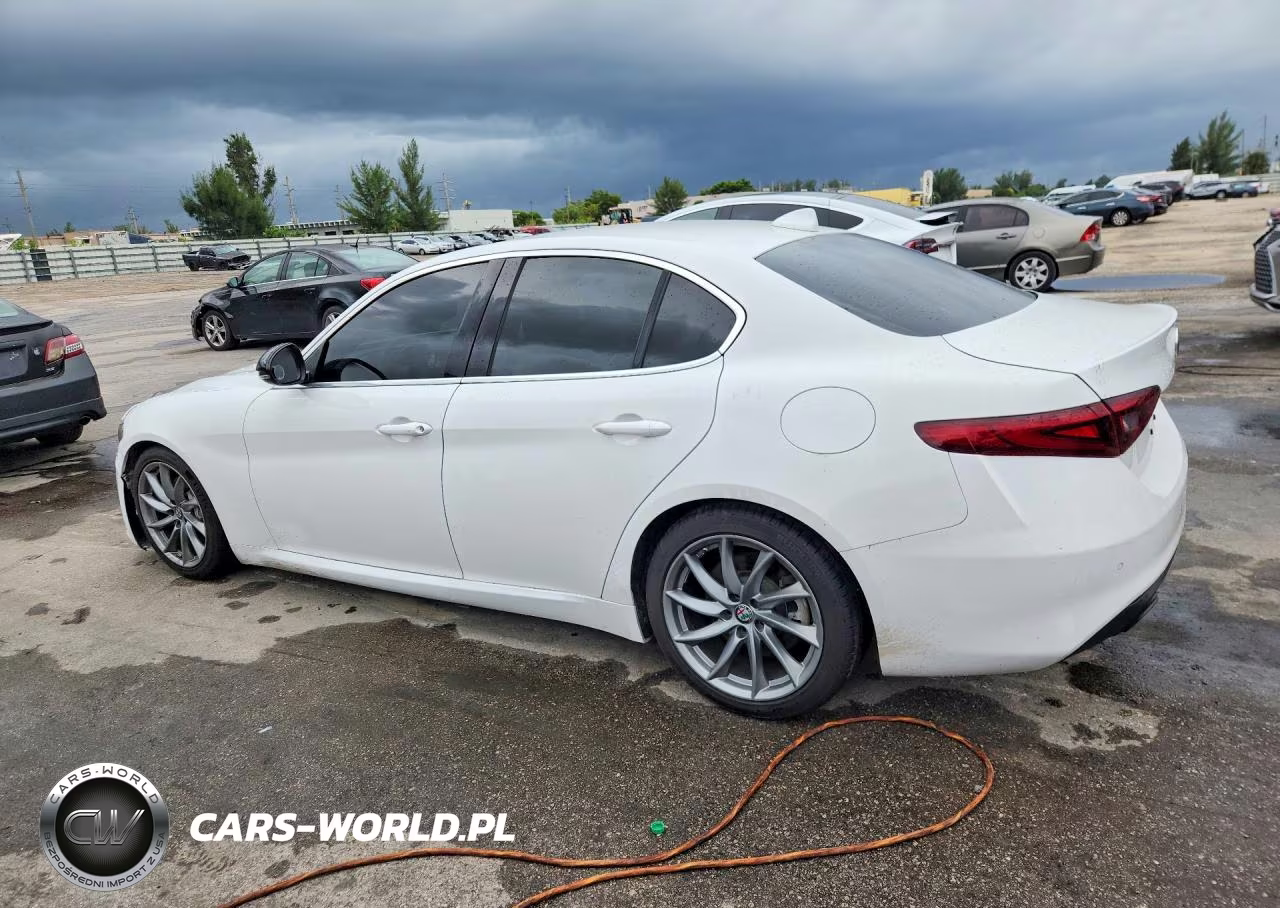 2017 Alfa Romeo Giulia VIN:ZARFAEBN8H7555123 - 2