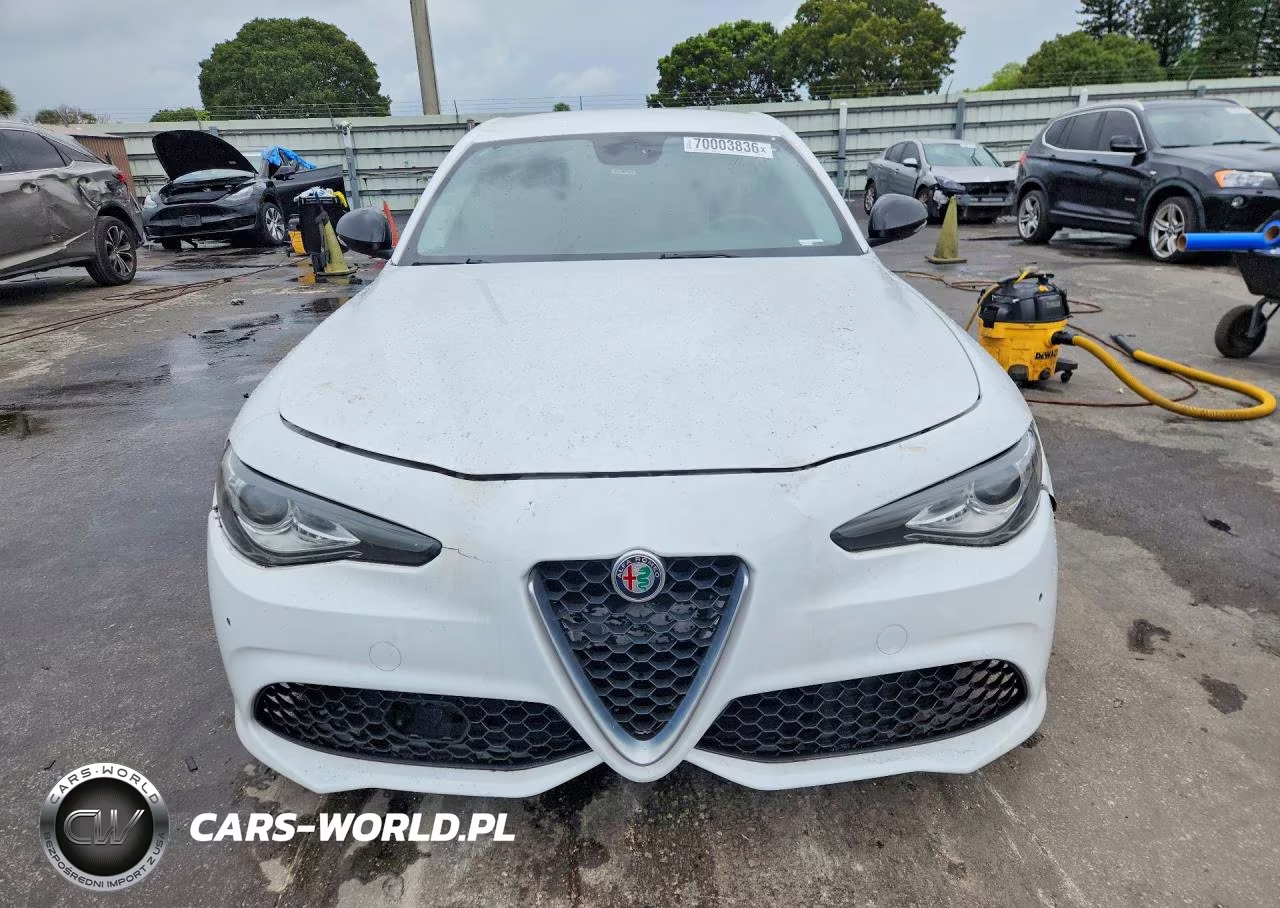 2017 Alfa Romeo Giulia VIN:ZARFAEBN8H7555123 - 5