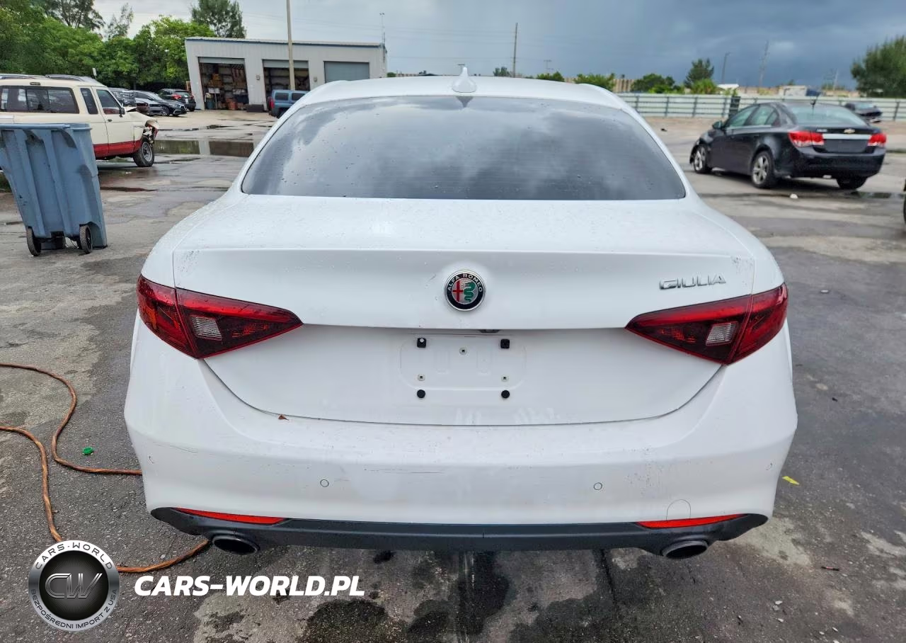 2017 Alfa Romeo Giulia VIN:ZARFAEBN8H7555123 - 6