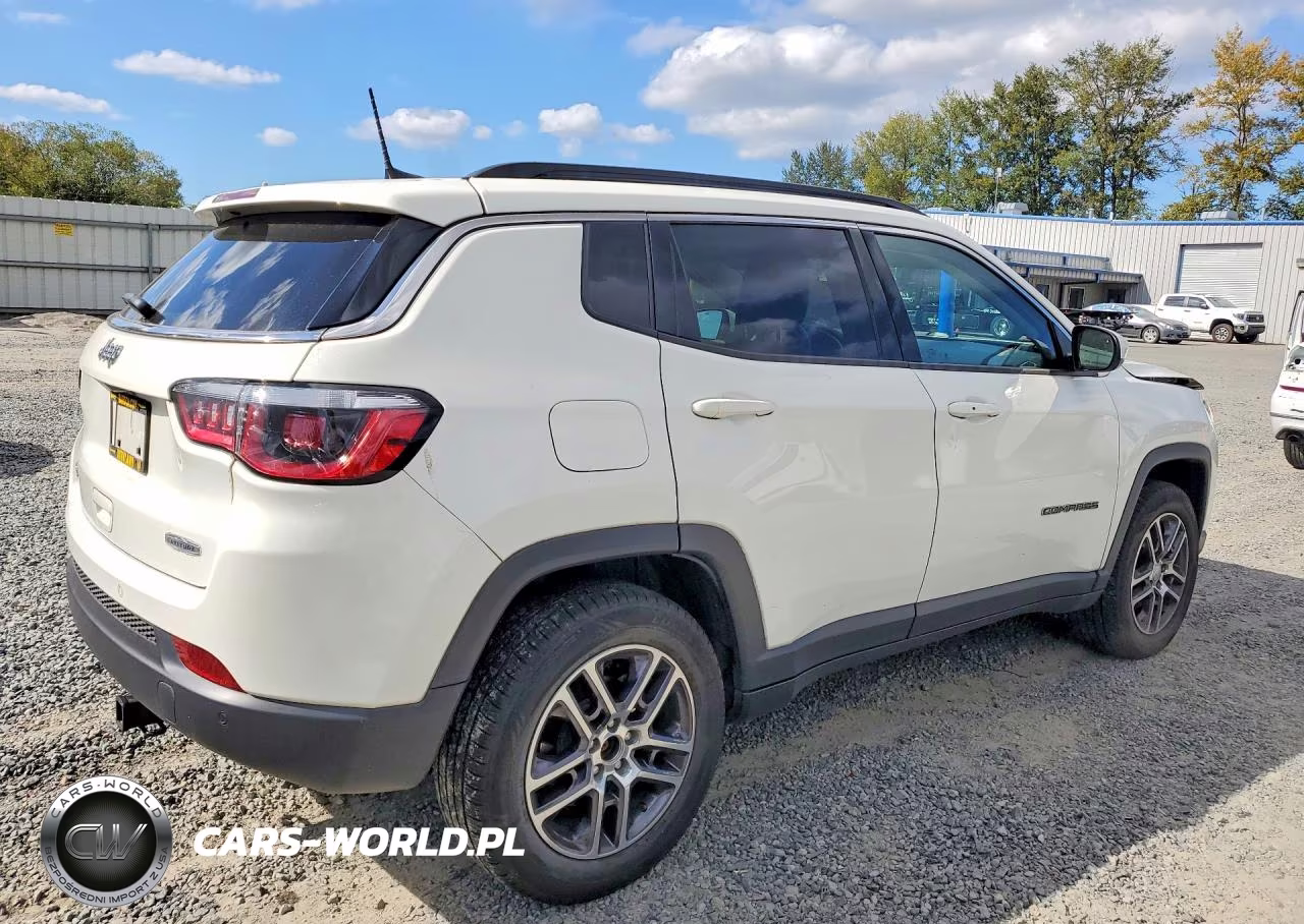 2018 Jeep Compass Latitude VIN:3C4NJDBB6JT492109 - 3