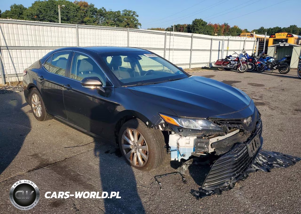 2018 Toyota Camry Le VIN:JTNB11HK1J3034980 - 4