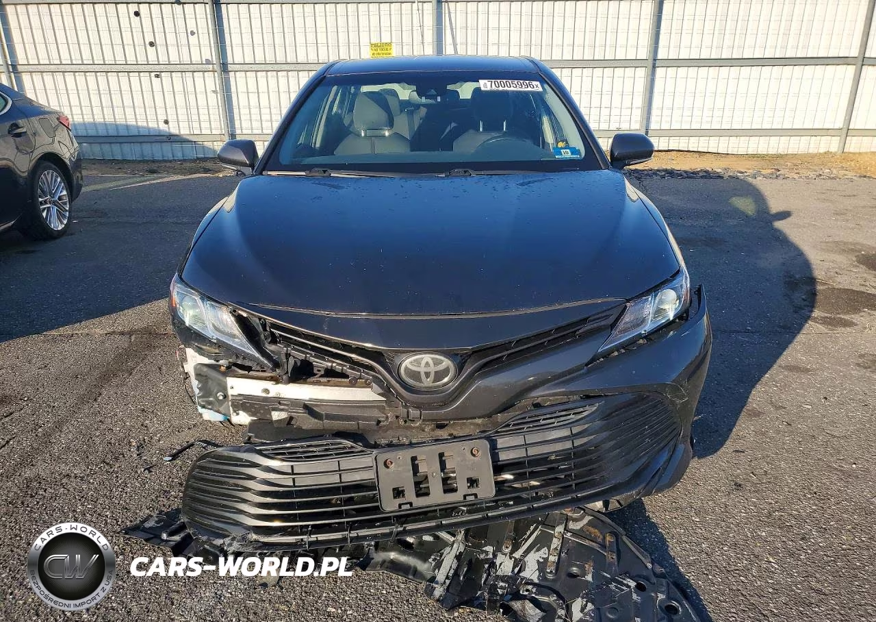 2018 Toyota Camry Le VIN:JTNB11HK1J3034980 - 5