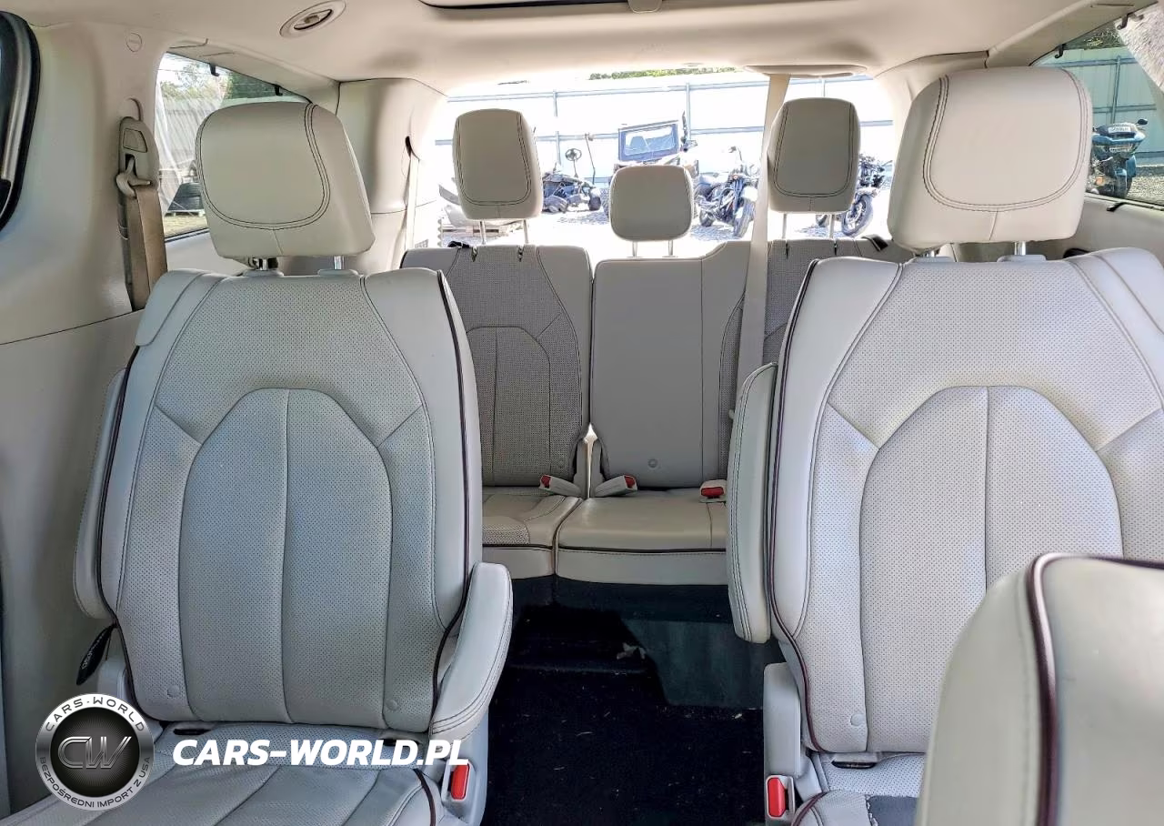 2019 Chrysler Pacifica Limited VIN:2C4RC1GG8KR552040 - 10