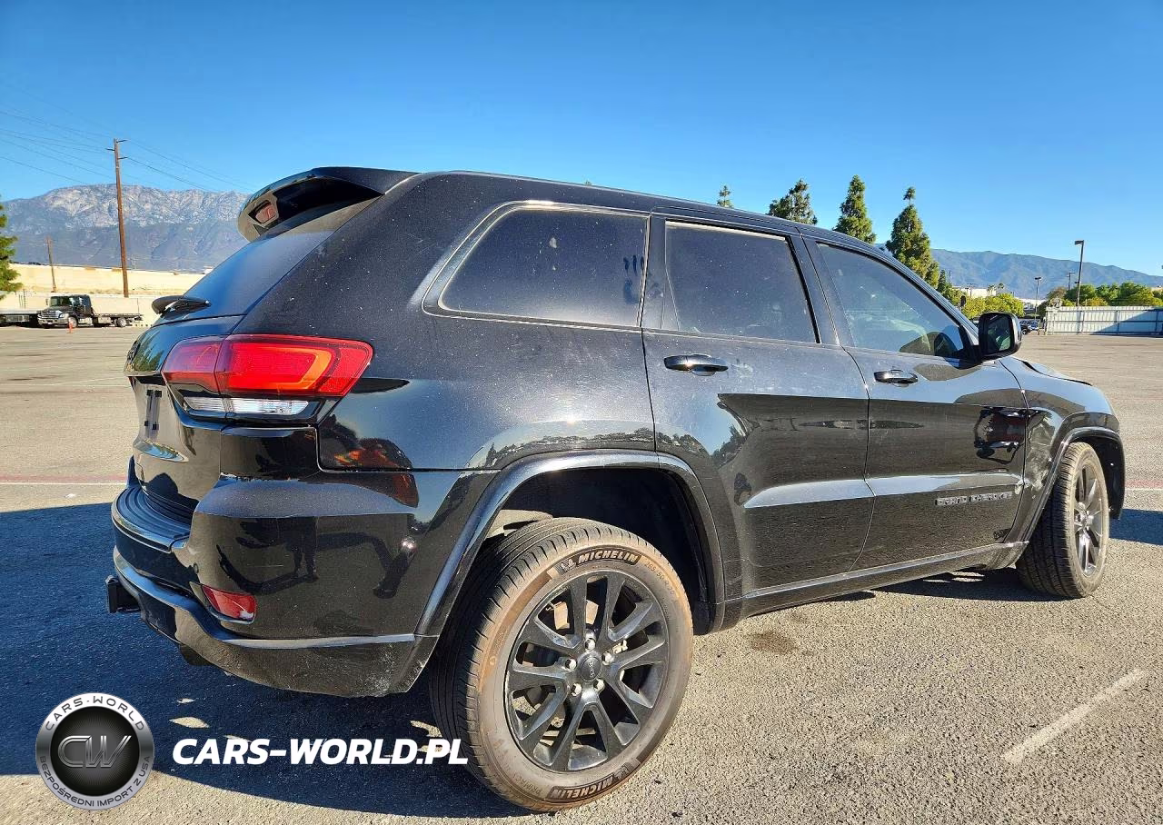 2017 Jeep Grand Cherokee Laredo VIN:1C4RJFAG9HC851940 - 3