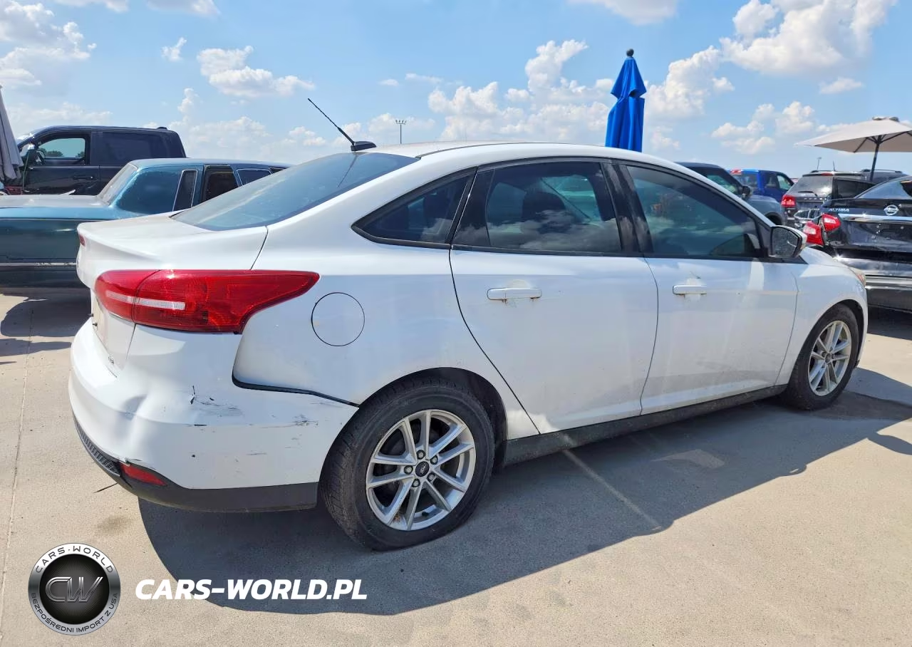 2017 Ford Focus Se VIN:1FADP3F20HL295382 - 3