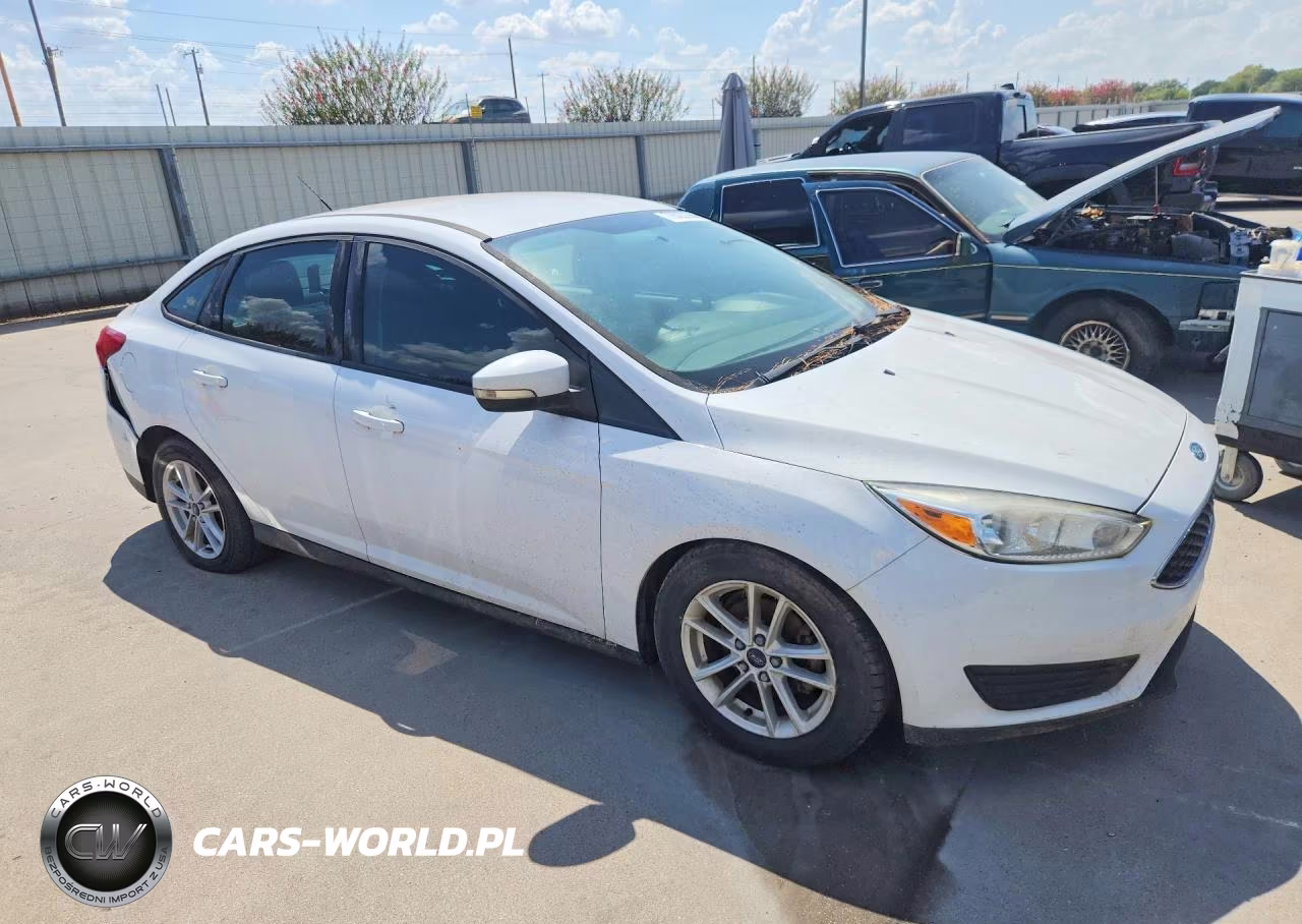 2017 Ford Focus Se VIN:1FADP3F20HL295382 - 4