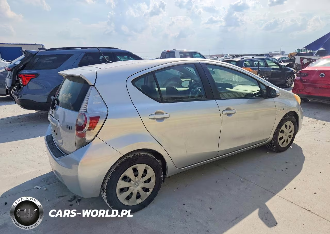 2013 Toyota Prius C Two VIN:JTDKDTB33D1056021 - 3