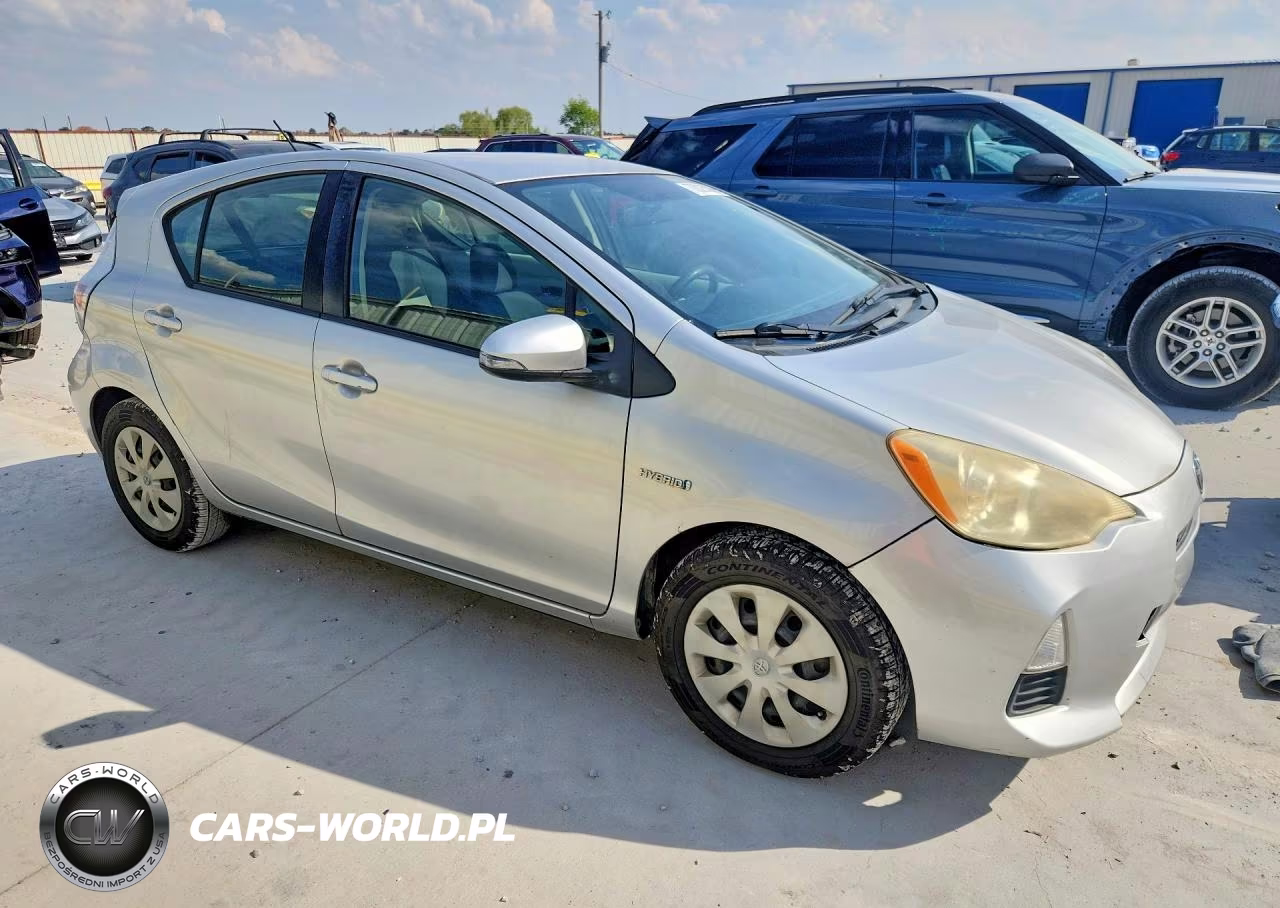 2013 Toyota Prius C Two VIN:JTDKDTB33D1056021 - 4