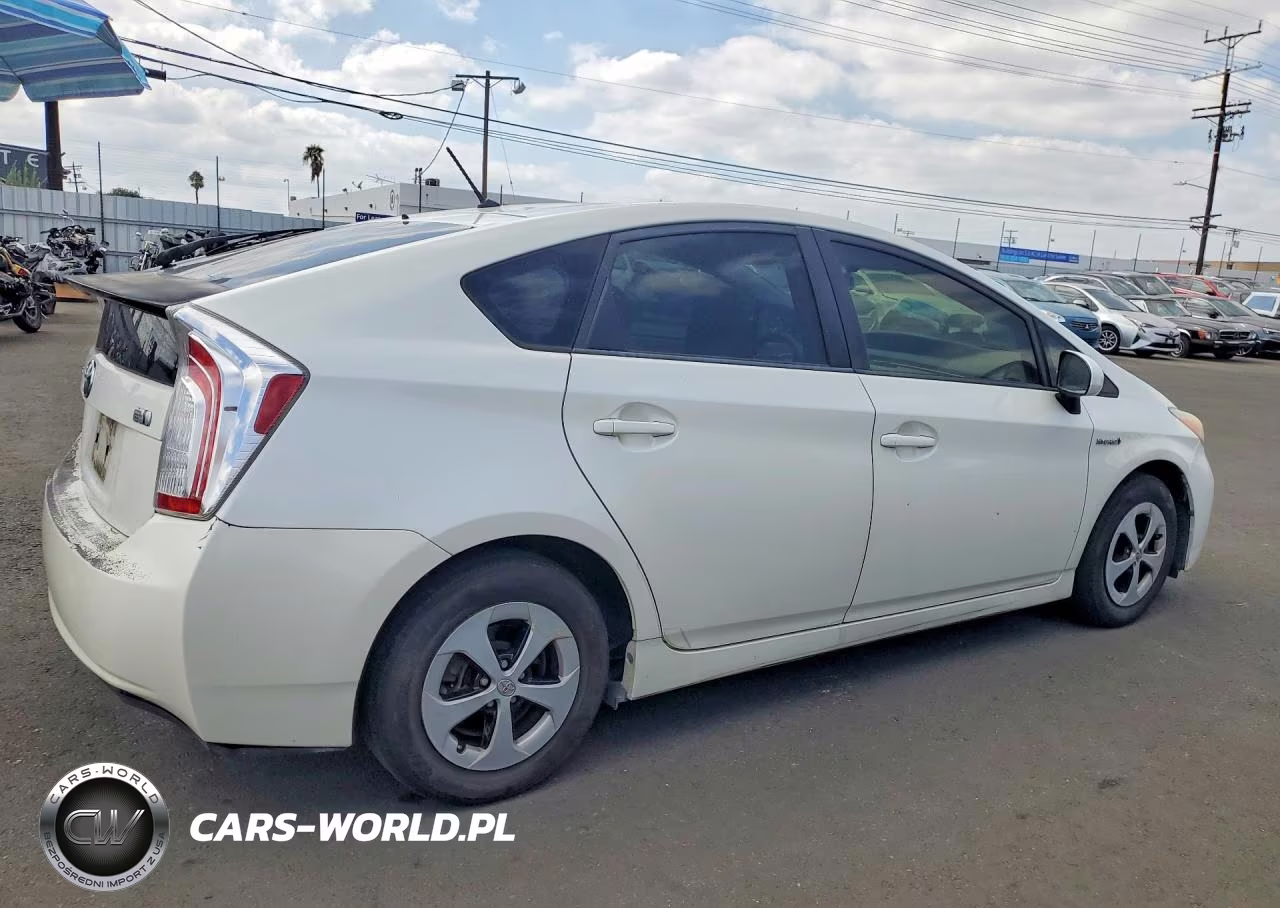 2013 Toyota Prius Two VIN:JTDKN3DU7D5569638 - 3
