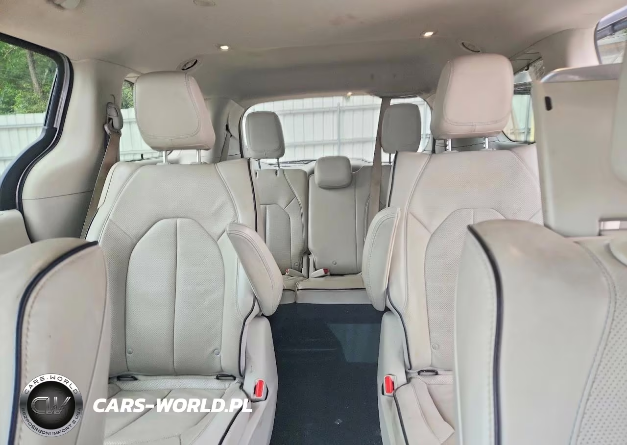 2018 Chrysler Pacifica Hybrid Limited VIN:2C4RC1N71JR144867 - 10