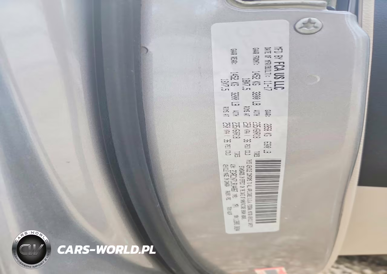 2018 Chrysler Pacifica Hybrid Limited VIN:2C4RC1N71JR144867 - 13