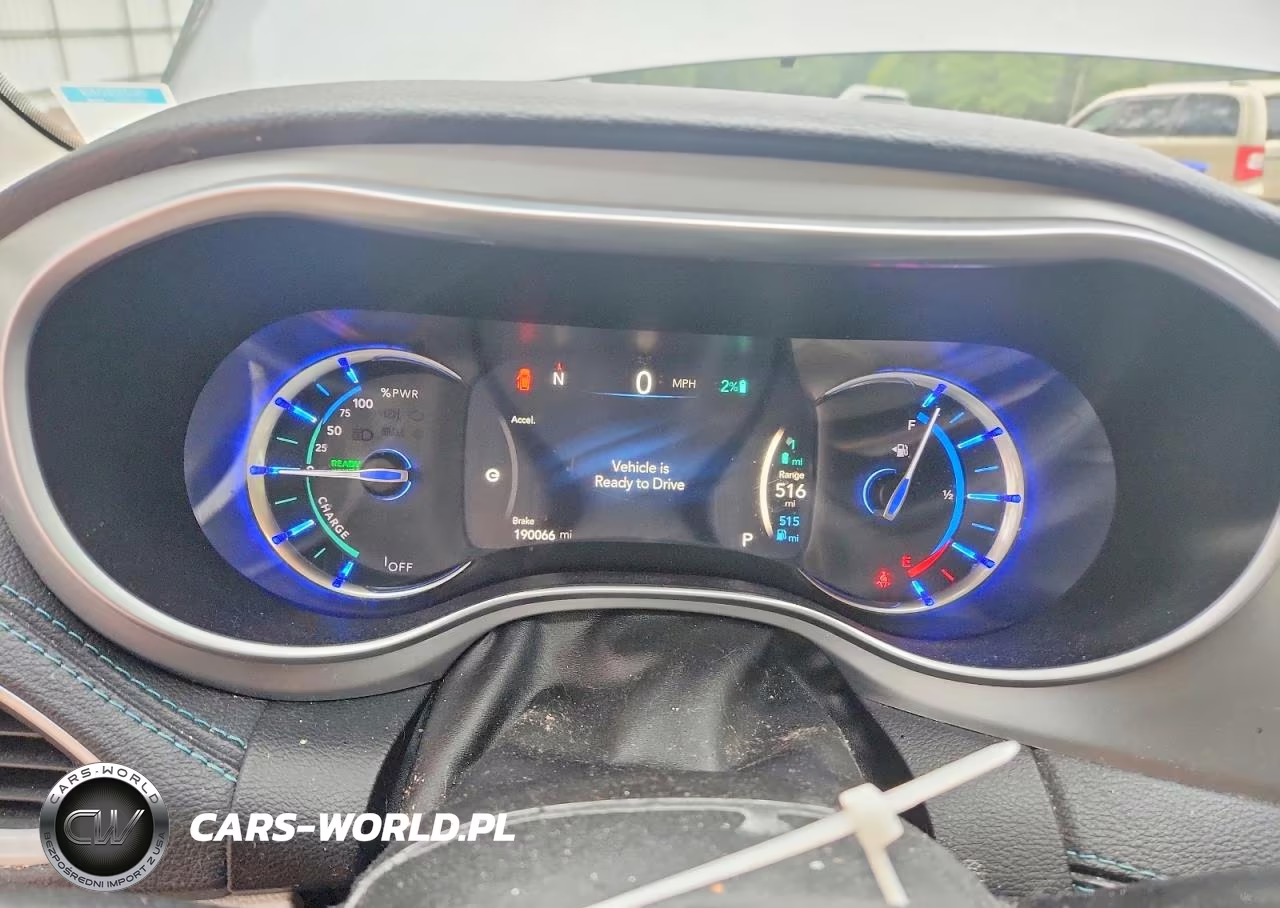 2018 Chrysler Pacifica Hybrid Limited VIN:2C4RC1N71JR144867 - 9