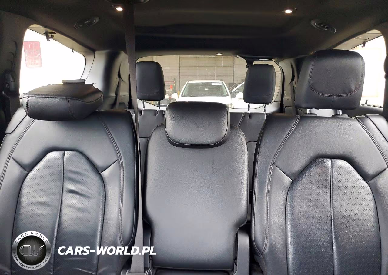 2019 Chrysler Pacifica Touring L Plus VIN:2C4RC1EG0KR746032 - 10