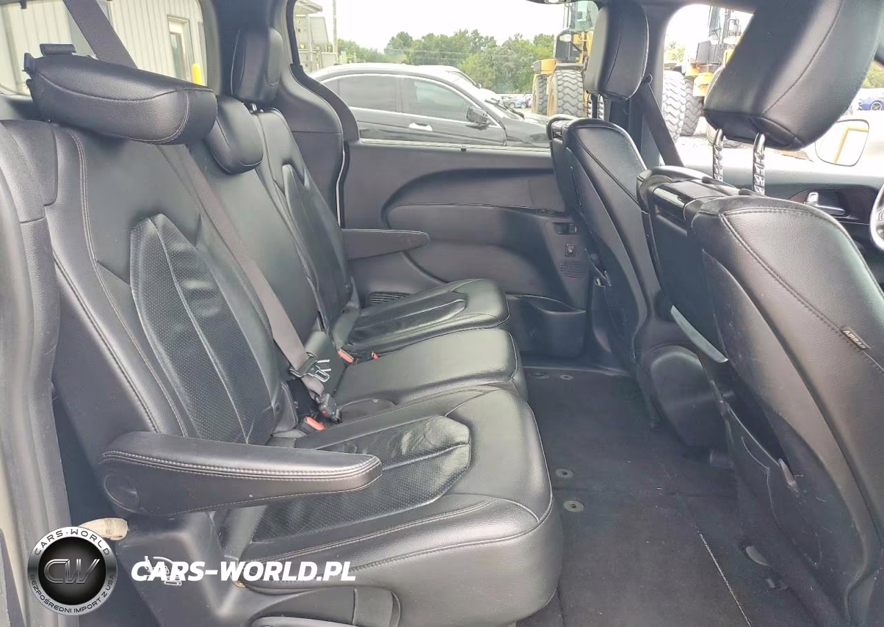 2019 Chrysler Pacifica Touring L Plus VIN:2C4RC1EG0KR746032 - 11