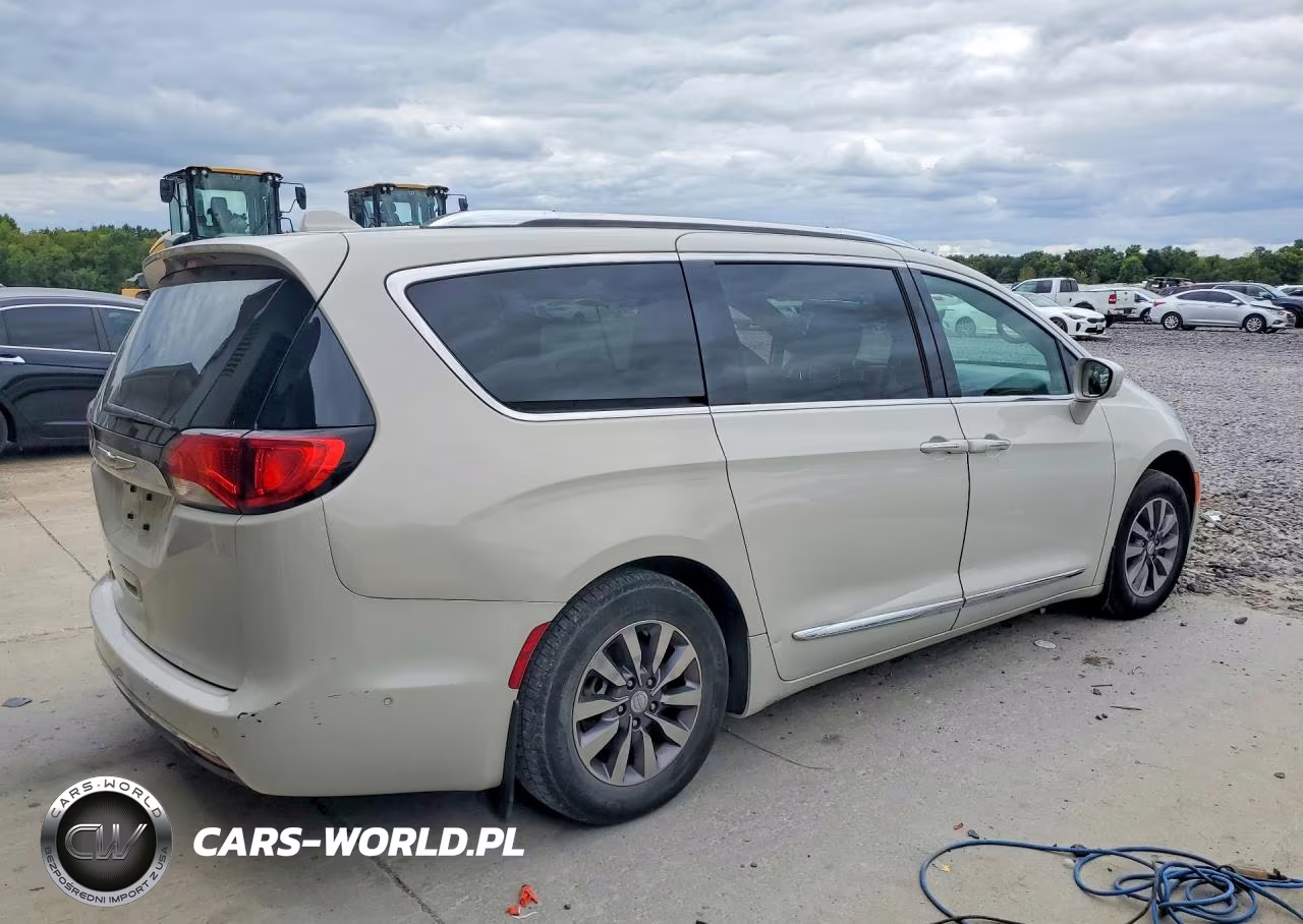 2019 Chrysler Pacifica Touring L Plus VIN:2C4RC1EG0KR746032 - 3
