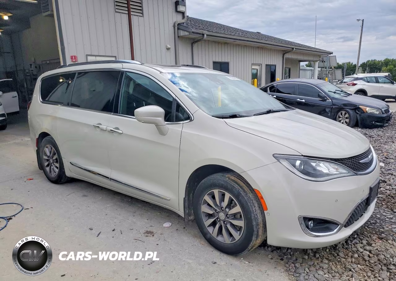 2019 Chrysler Pacifica Touring L Plus VIN:2C4RC1EG0KR746032 - 4