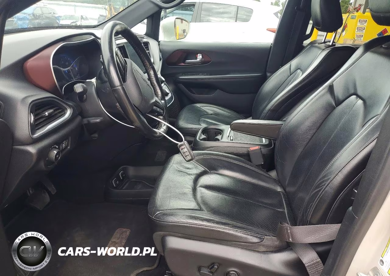 2019 Chrysler Pacifica Touring L Plus VIN:2C4RC1EG0KR746032 - 7