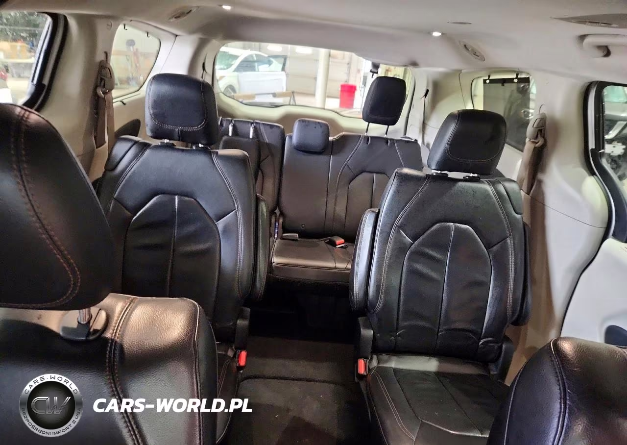 2018 Chrysler Pacifica Touring L VIN:2C4RC1BG8JR114818 - 10
