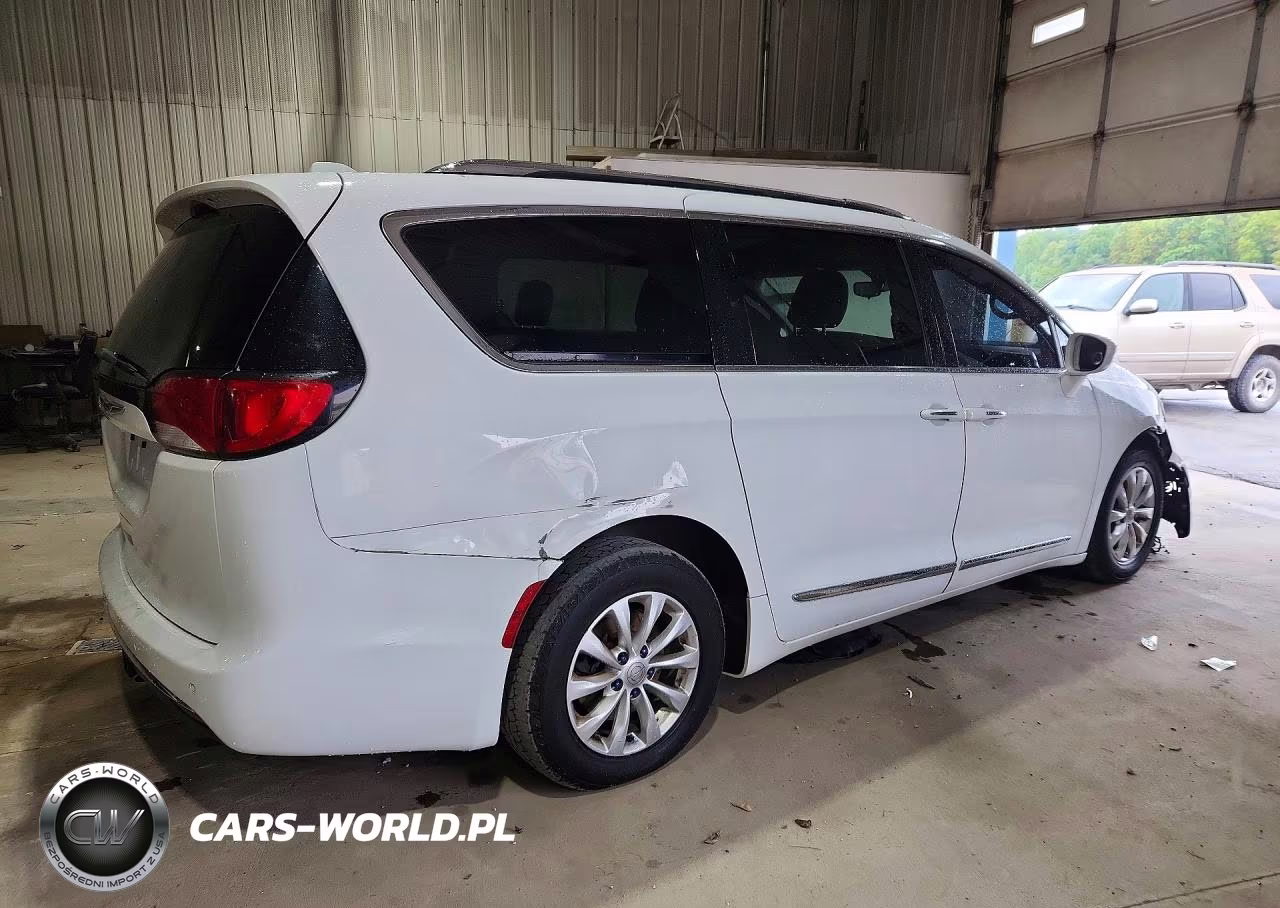 2018 Chrysler Pacifica Touring L VIN:2C4RC1BG8JR114818 - 3