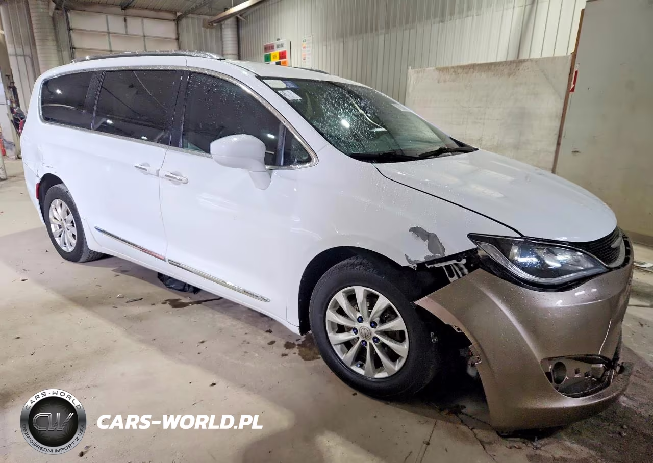 2018 Chrysler Pacifica Touring L VIN:2C4RC1BG8JR114818 - 4