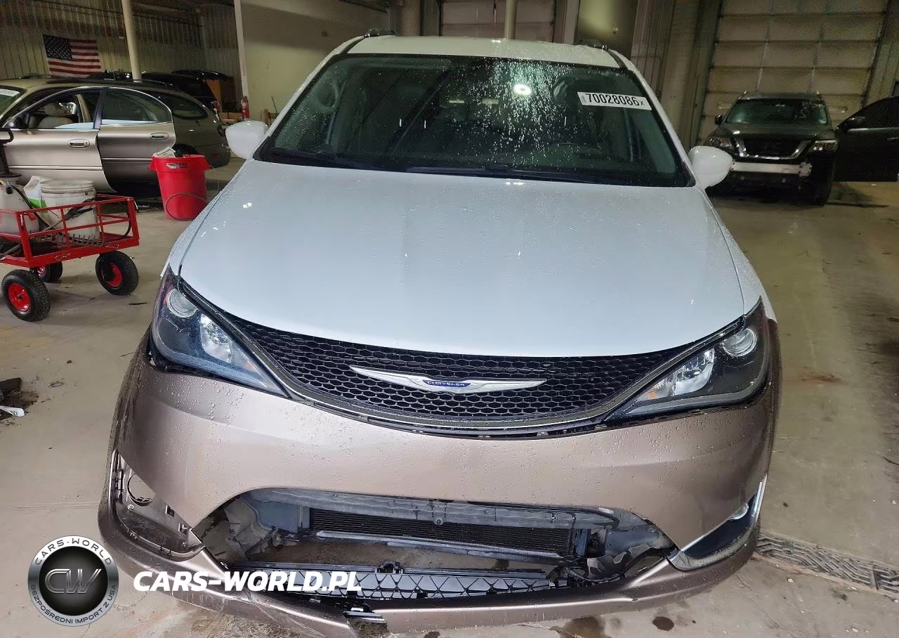 2018 Chrysler Pacifica Touring L VIN:2C4RC1BG8JR114818 - 5
