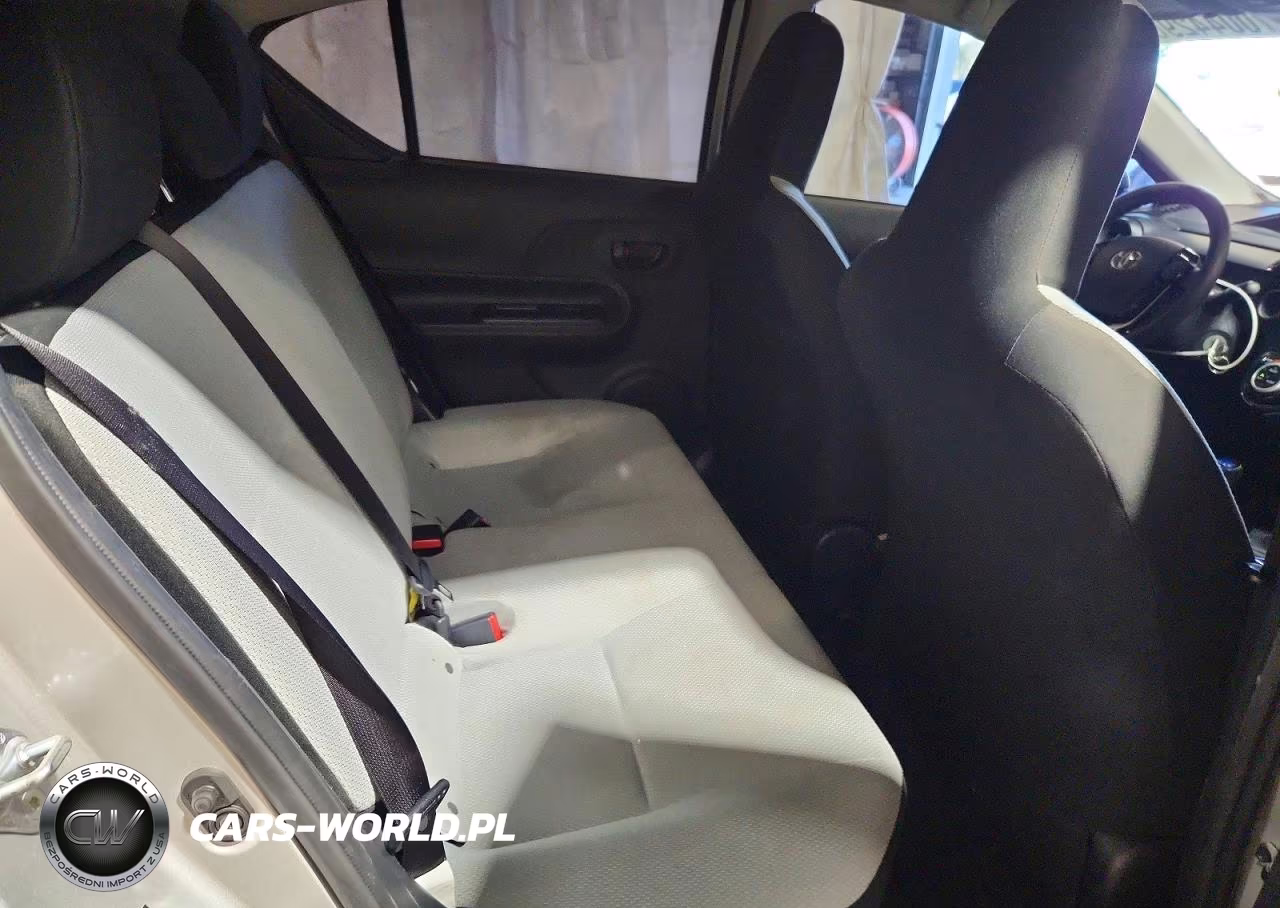 2018 Toyota Prius C One VIN:JTDKDTB34J1604443 - 11