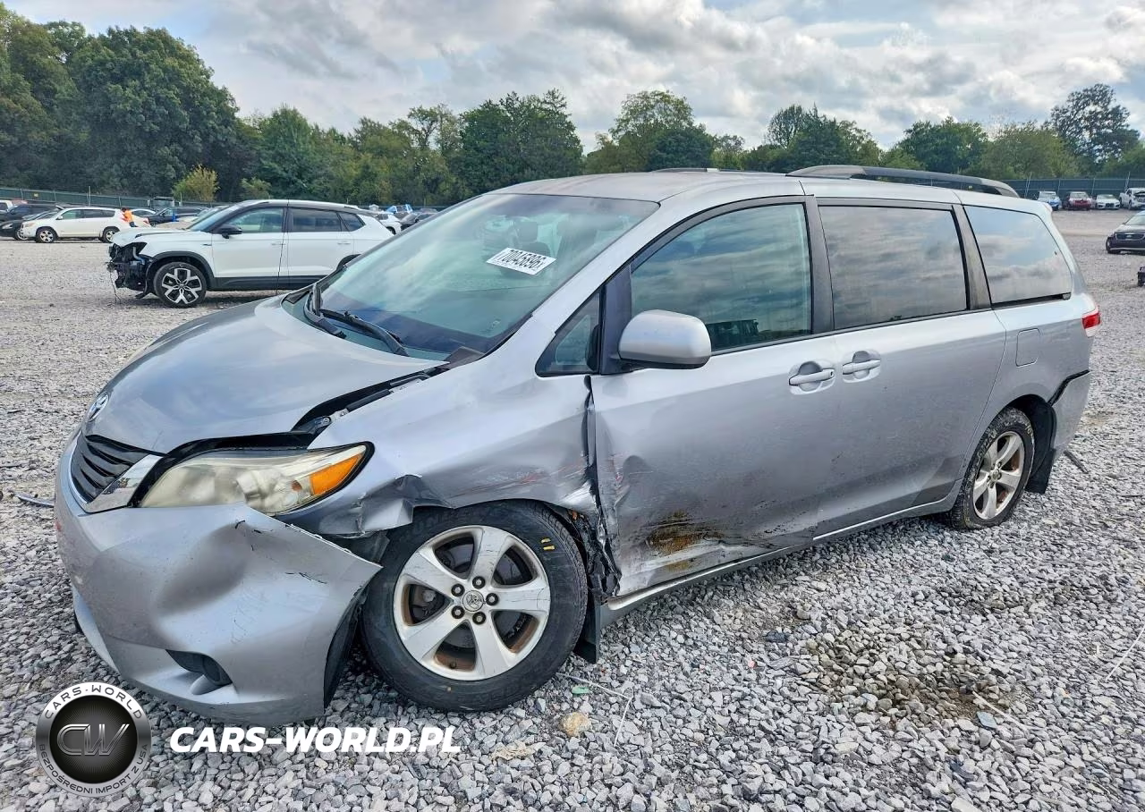 2013 Toyota Sienna Le – zdjęcie 1 z 13