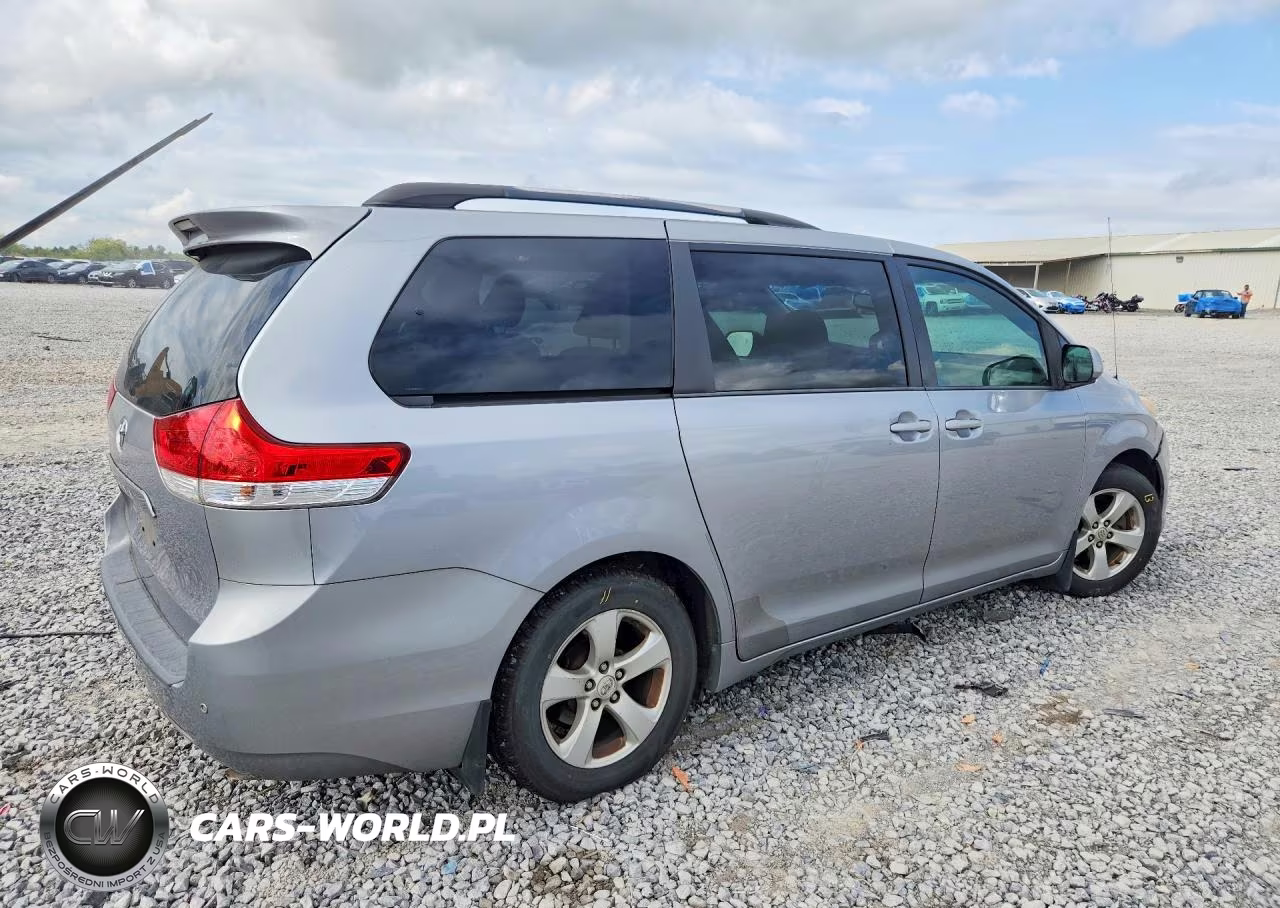 2013 Toyota Sienna Le VIN:5TDKK3DC3DS352551 - 3