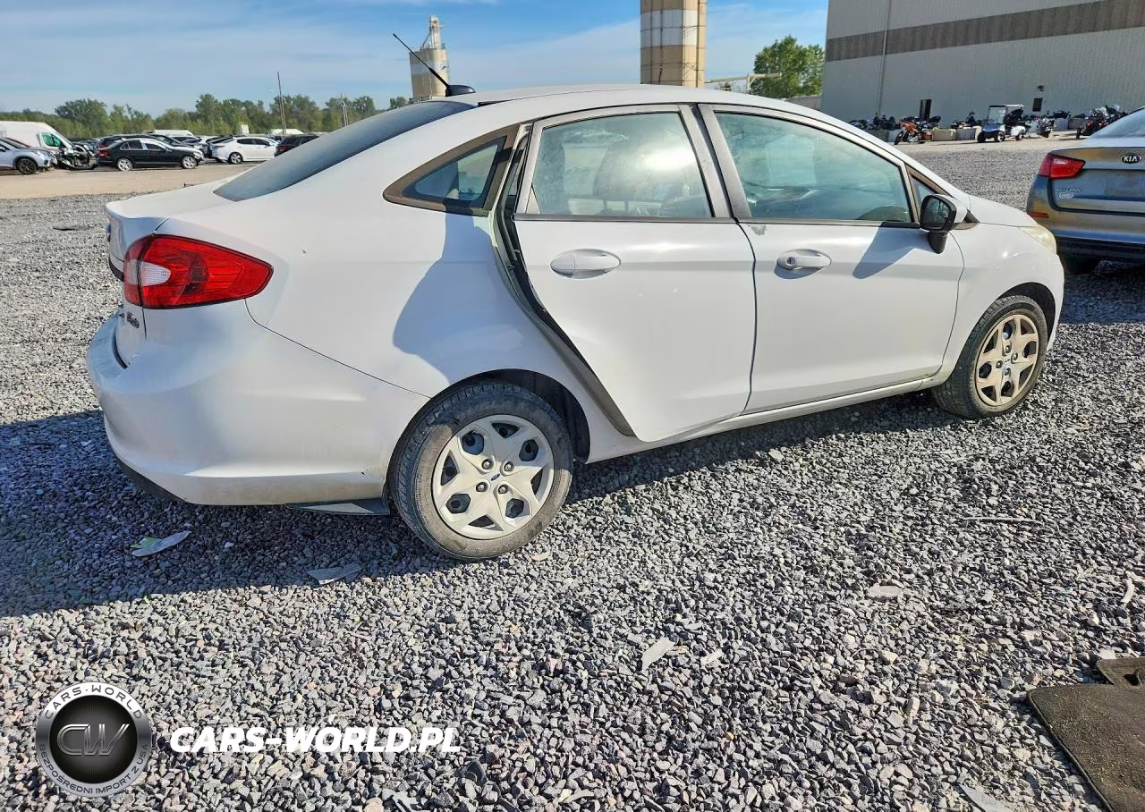 2013 Ford Fiesta S VIN:3FADP4AJ4DM215112 - 3
