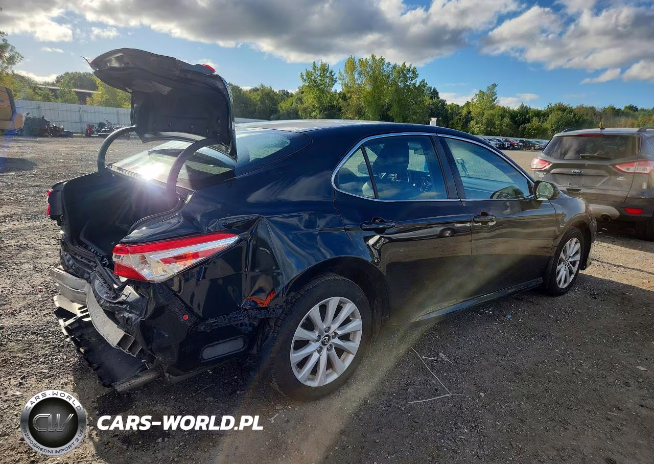 2018 Toyota Camry Le VIN:4T1B11HK6JU610959 - 3