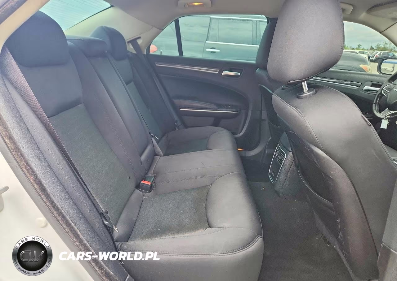 2019 Chrysler 300 Touring VIN:2C3CCAAG1KH729049 - 10