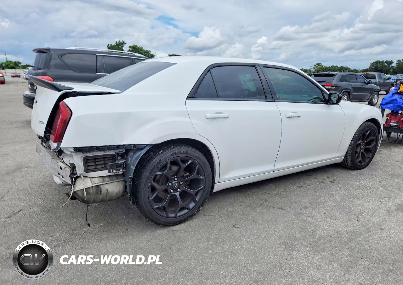 2019 Chrysler 300 Touring VIN:2C3CCAAG1KH729049 - 3