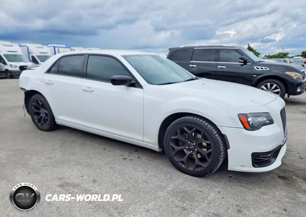 2019 Chrysler 300 Touring VIN:2C3CCAAG1KH729049 - 4