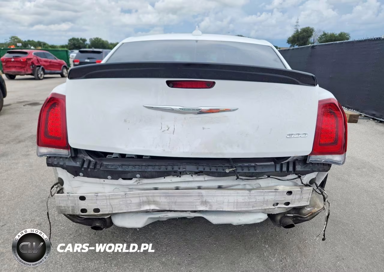 2019 Chrysler 300 Touring VIN:2C3CCAAG1KH729049 - 6