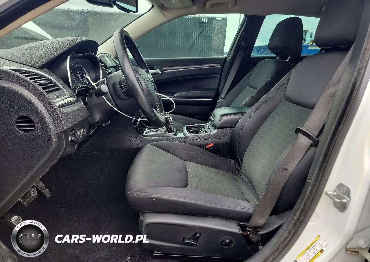 2019 Chrysler 300 Touring VIN:2C3CCAAG1KH729049 - 7
