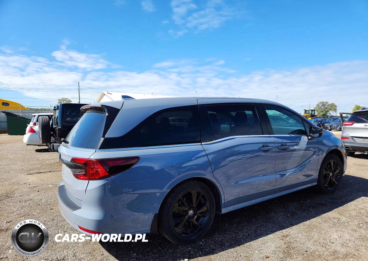2023 Honda Odyssey Sport-L VIN:5FNRL6H75PB065814 - 3