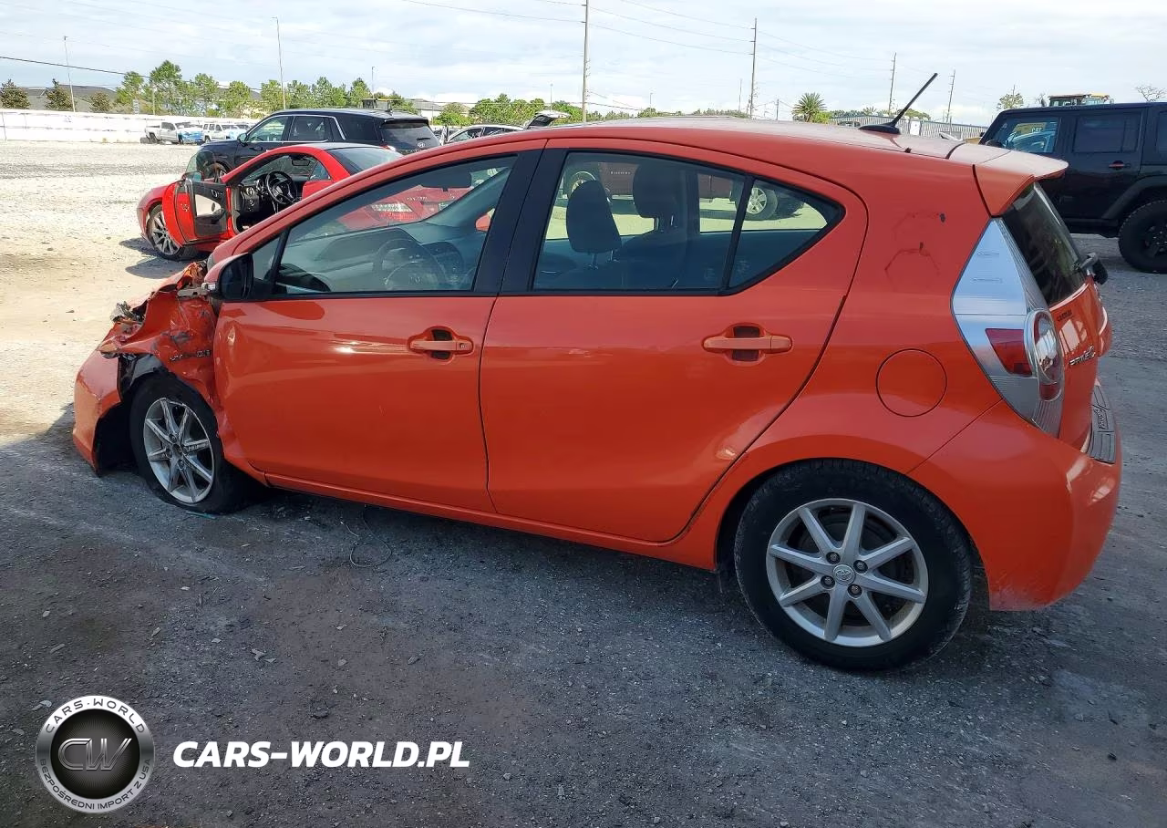 2013 Toyota Prius C Three VIN:JTDKDTB35D1048311 - 2
