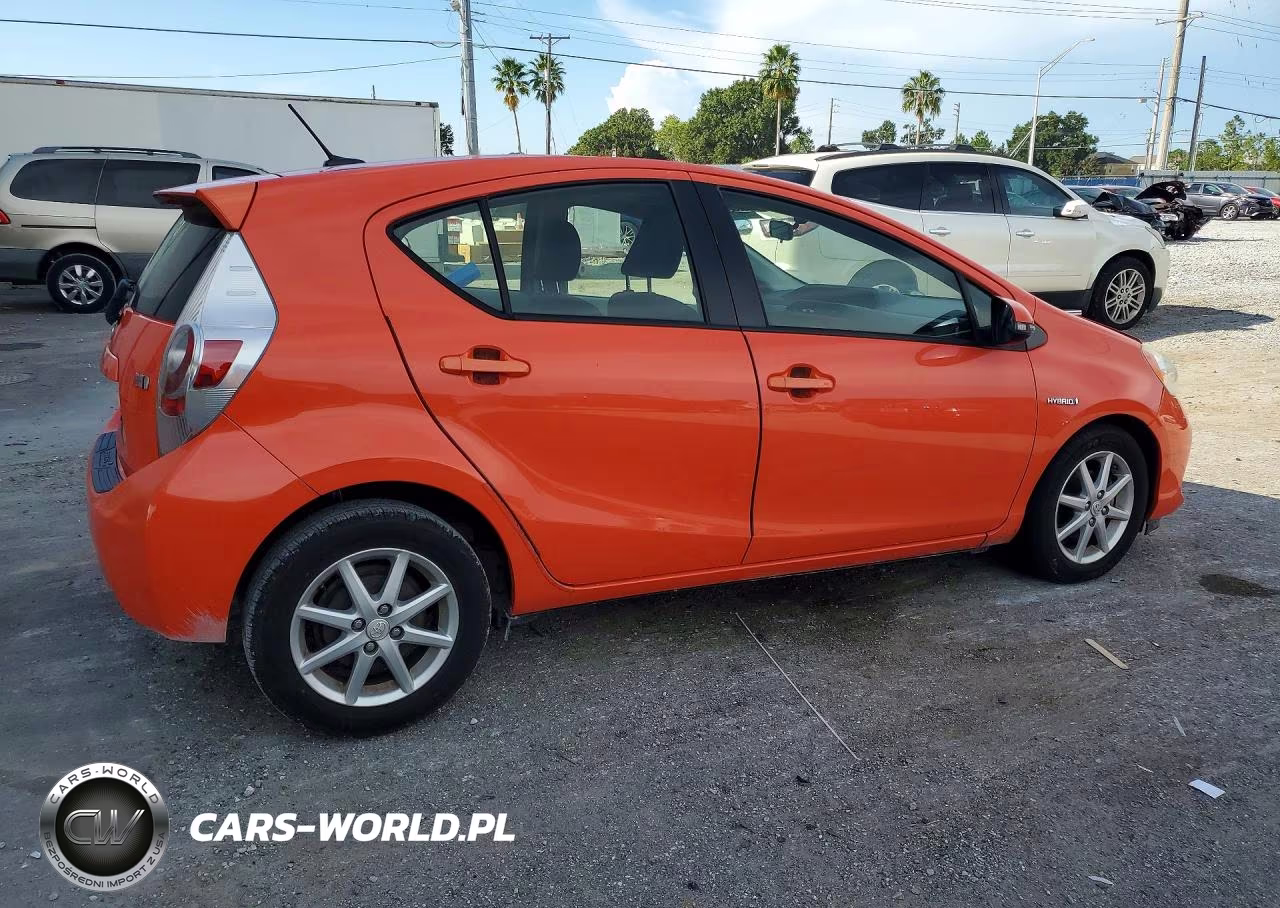2013 Toyota Prius C Three VIN:JTDKDTB35D1048311 - 3