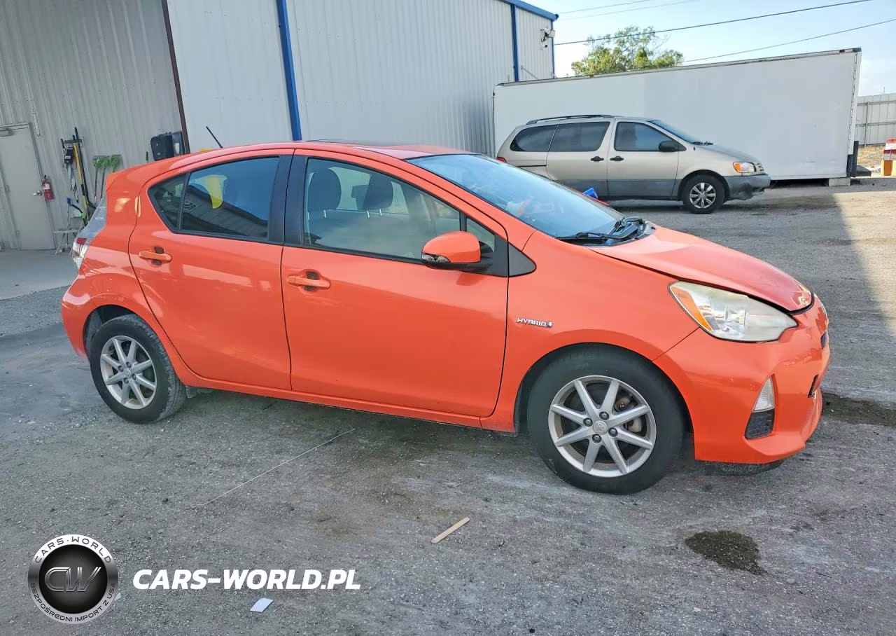 2013 Toyota Prius C Three VIN:JTDKDTB35D1048311 - 4