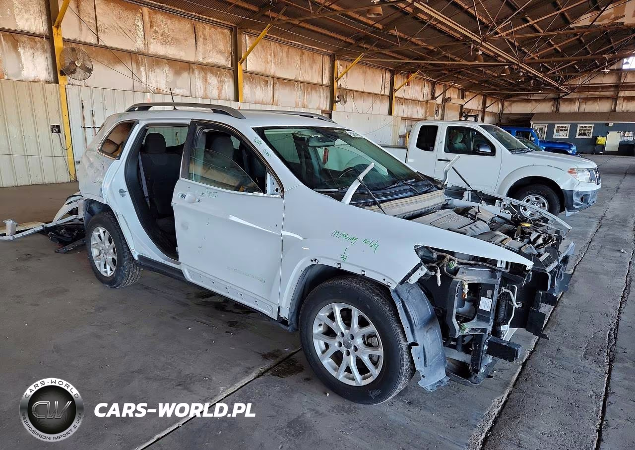 2017 Jeep Cherokee Latitude VIN:1C4PJLCB4HW668256 - 4