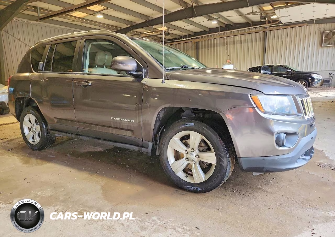 2016 Jeep Compass Latitude VIN:1C4NJDEBXGD572443 - 4