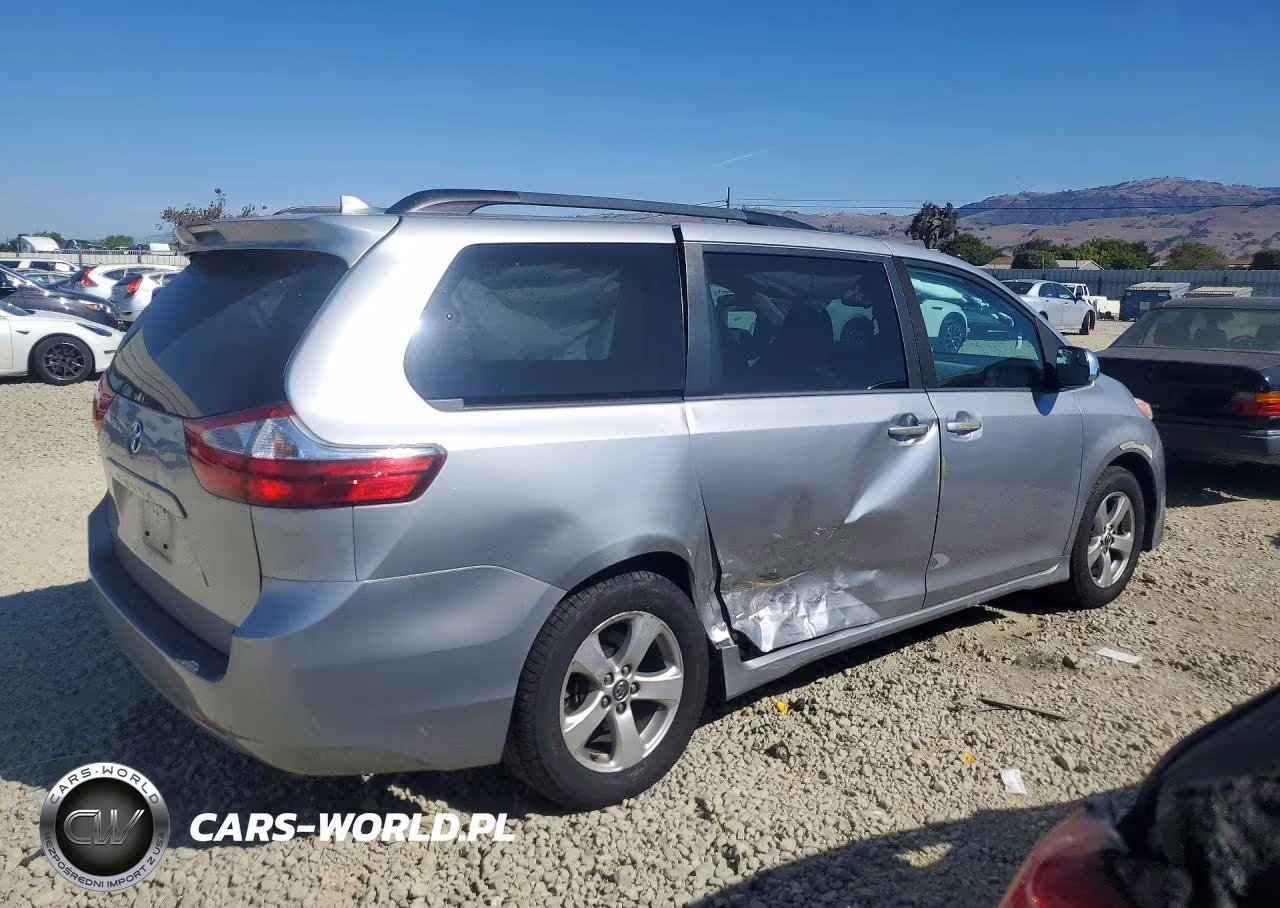 2018 Toyota Sienna Le VIN:5TDKZ3DC6JS915518 - 3