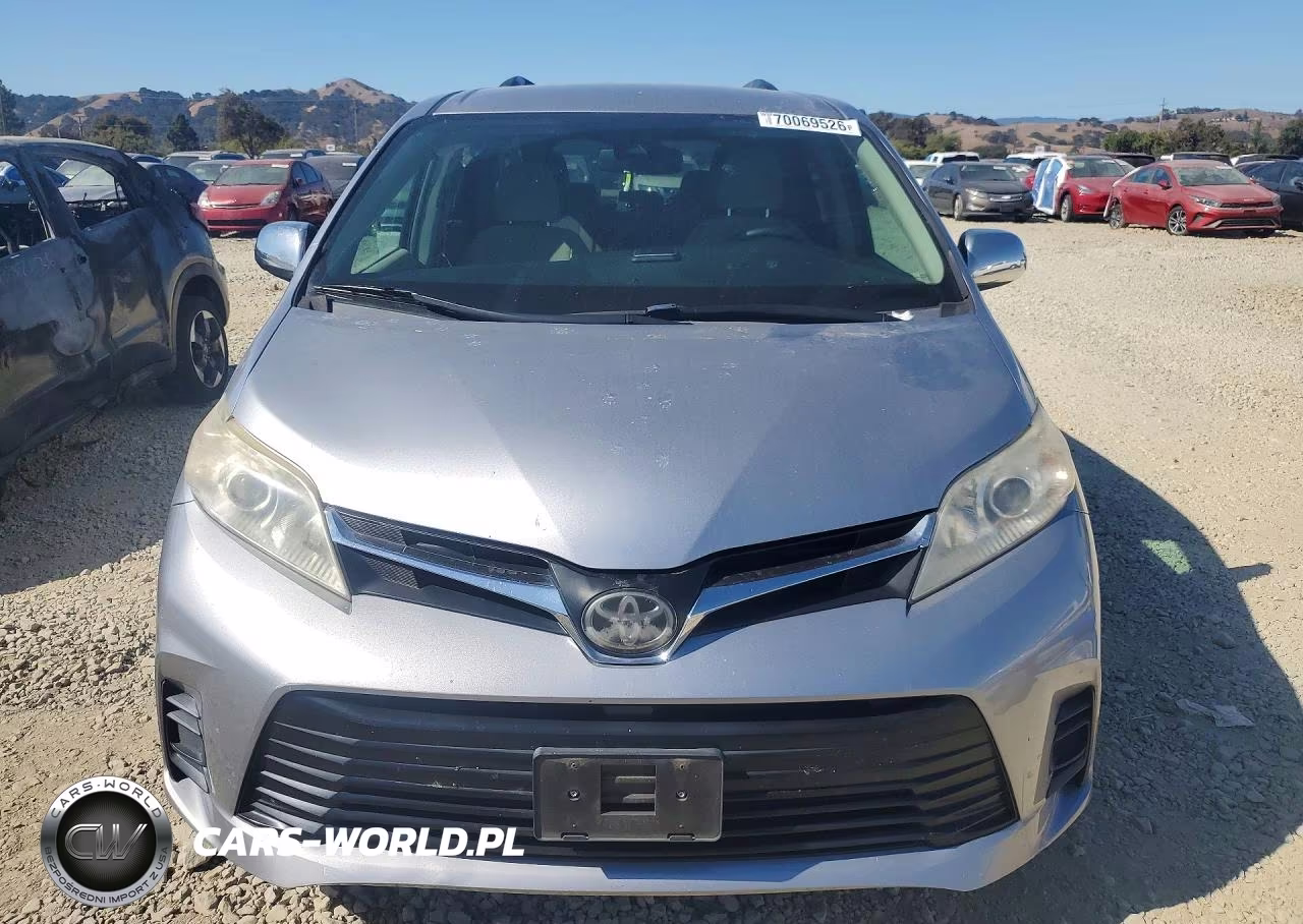 2018 Toyota Sienna Le VIN:5TDKZ3DC6JS915518 - 5