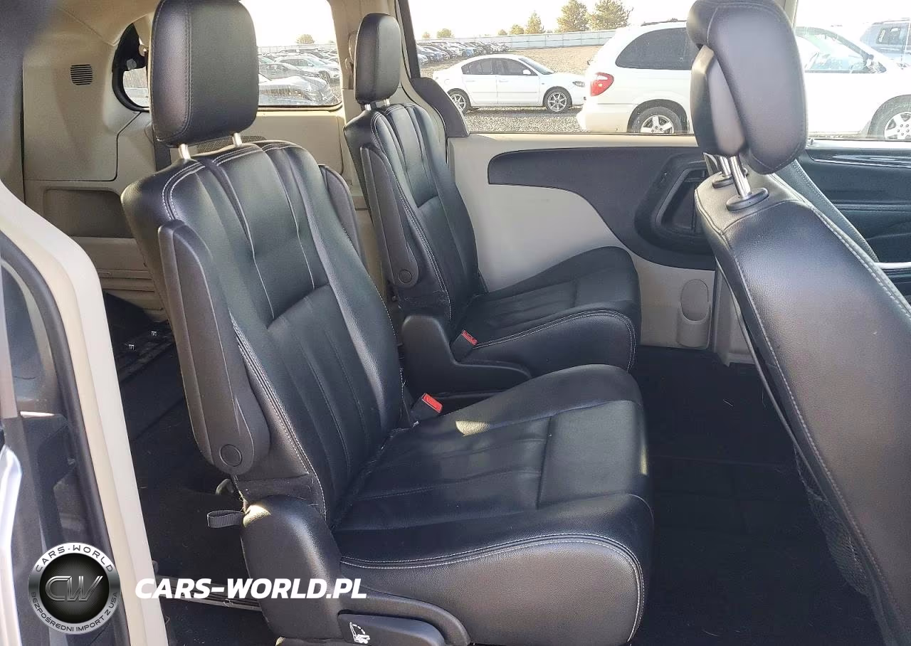 2015 Chrysler Town & Country Touring VIN:2C4RC1BG3FR696026 - 11