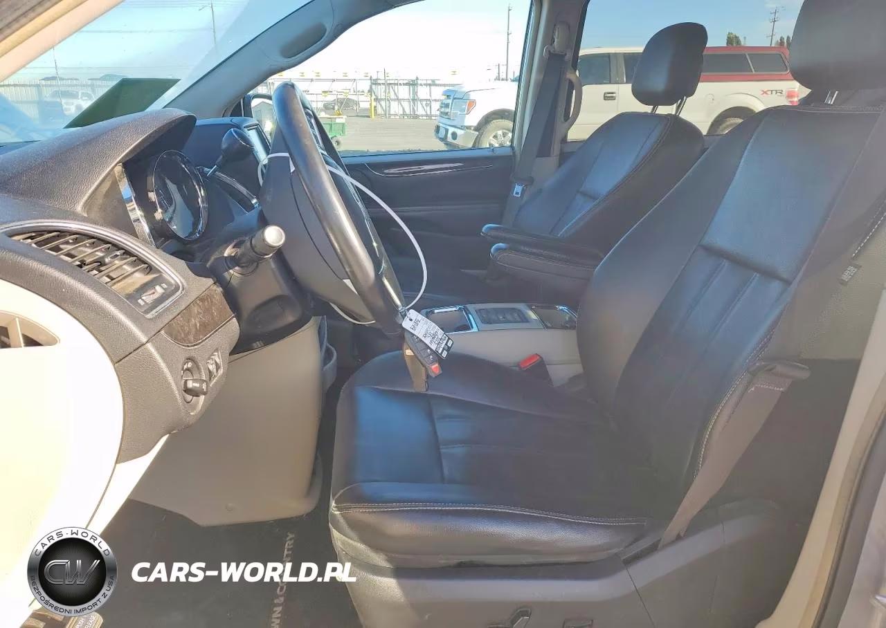 2015 Chrysler Town & Country Touring VIN:2C4RC1BG3FR696026 - 7