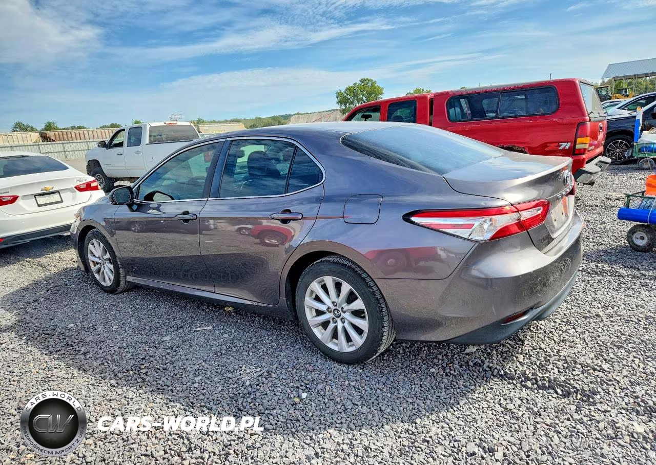 2018 Toyota Camry Le VIN:4T1B11HK1JU632562 - 2