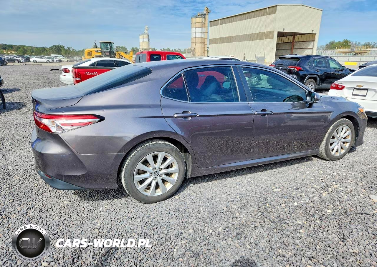 2018 Toyota Camry Le VIN:4T1B11HK1JU632562 - 3