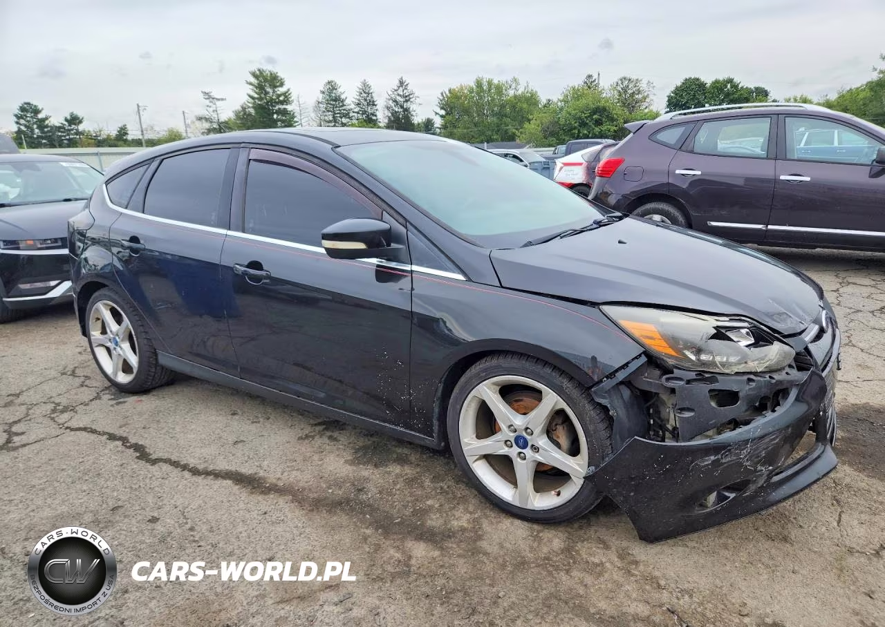 2012 Ford Focus Titanium VIN:1FAHP3N22CL307625 - 4
