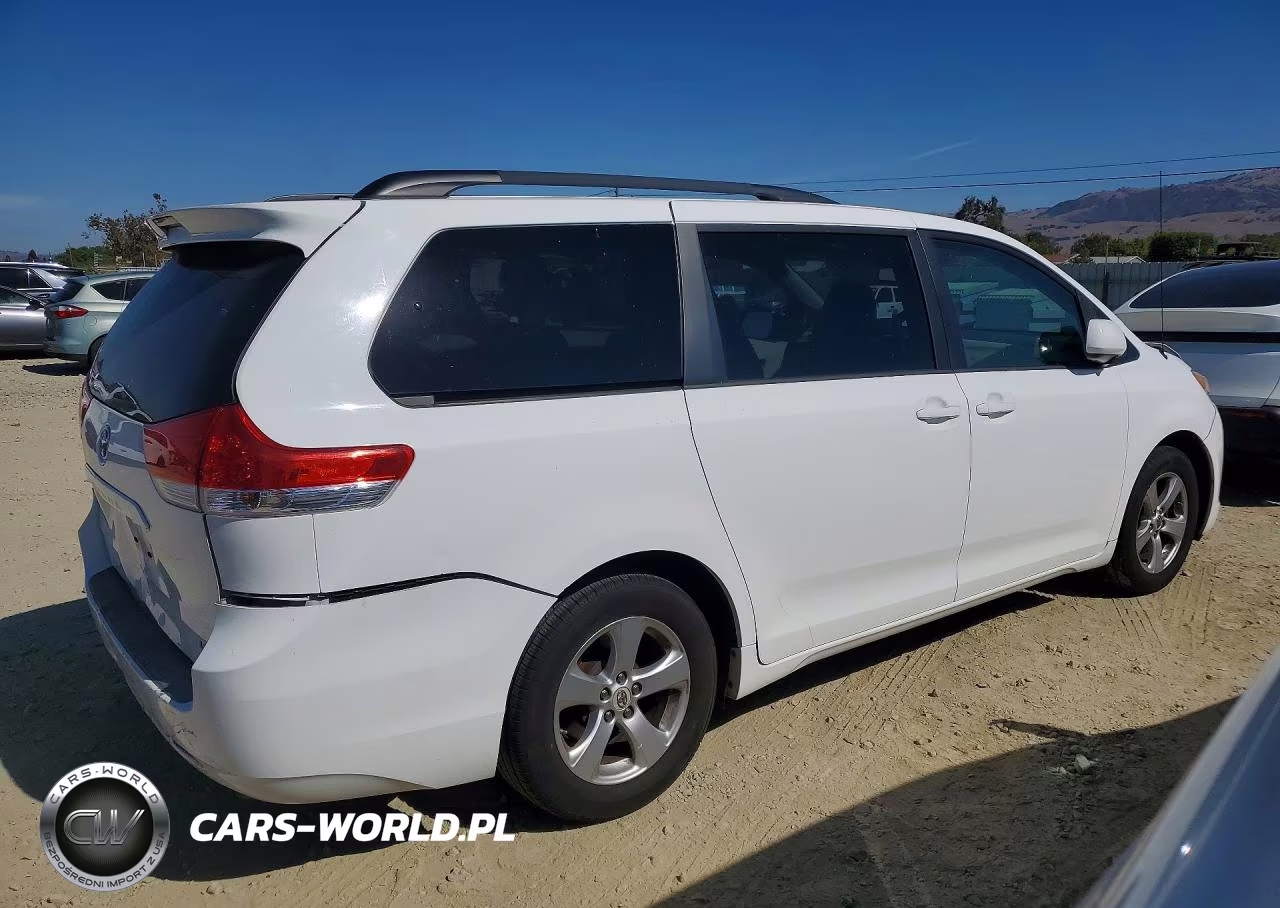 2013 Toyota Sienna Le VIN:5TDKK3DC1DS287280 - 3